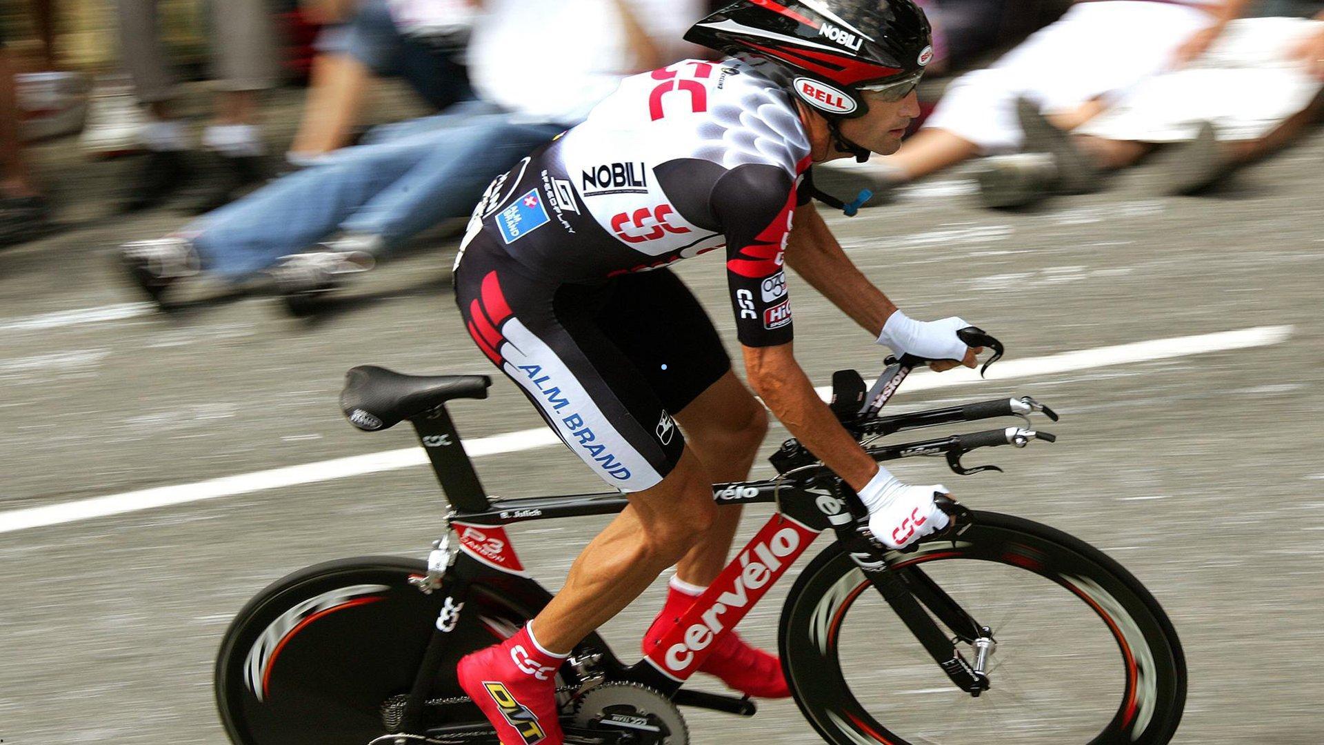 泰国曼城球迷被捕事件发酵，警方穿曼联球衣合影掀起足坛风波