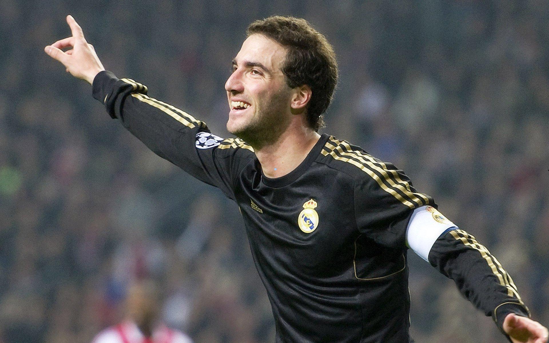 中国男足U23队清晨从酒店启程，全队士气高昂奔赴球场备战亚洲青年锦标赛预选赛